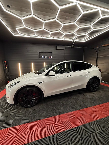 Tesla Model Y 8 of 26