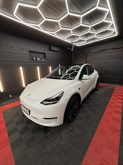 Tesla Model Y 3 of 26