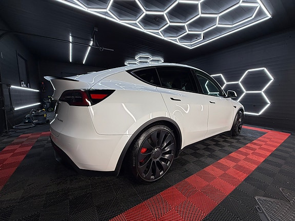 Tesla Model Y 9 of 26