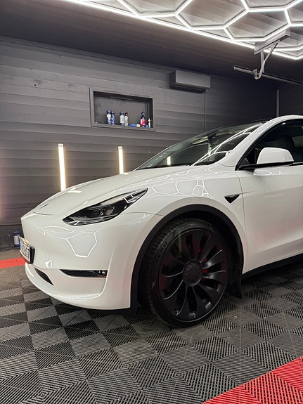 Tesla Model Y 5 of 26
