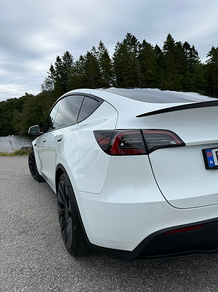 Tesla Model Y 14 of 26