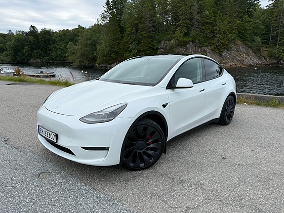 Tesla Model Y 18 of 26