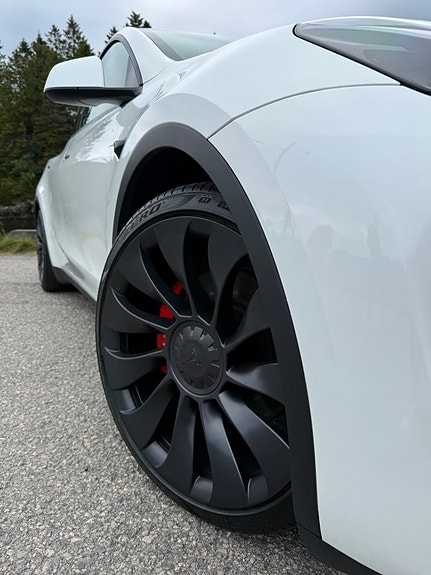 Tesla Model Y 20 of 26