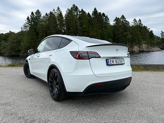 Tesla Model Y 12 of 26