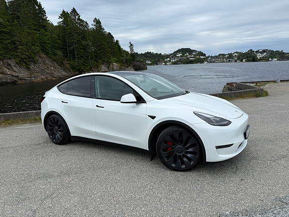 Tesla Model Y 17 of 26