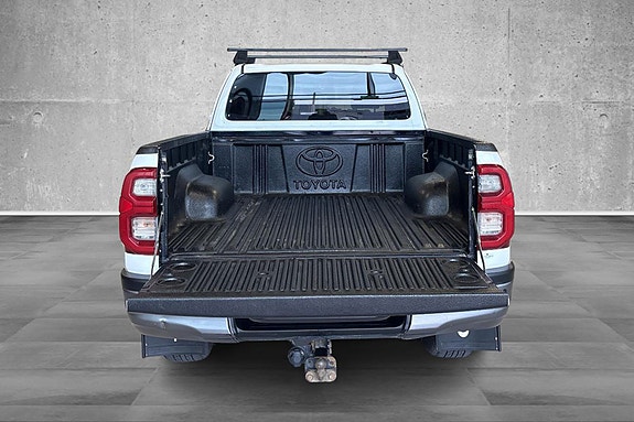 Toyota HiLux 18 of 18