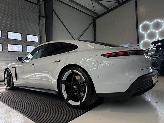 Porsche Taycan 12 of 30