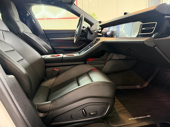 Porsche Taycan 17 of 30