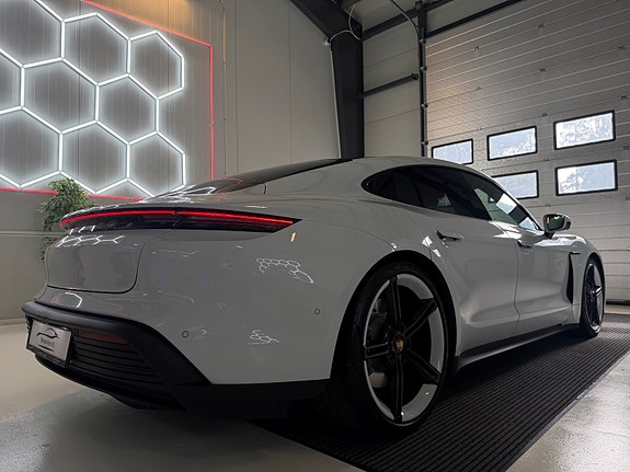 Porsche Taycan 7 of 30