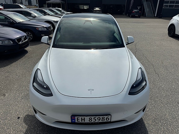 Tesla Model Y 10 of 26