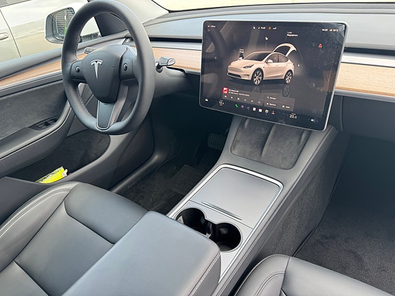 Tesla Model Y 15 of 26