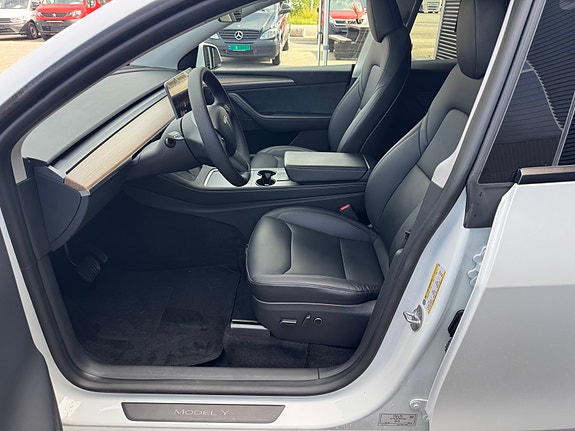 Tesla Model Y 12 of 26