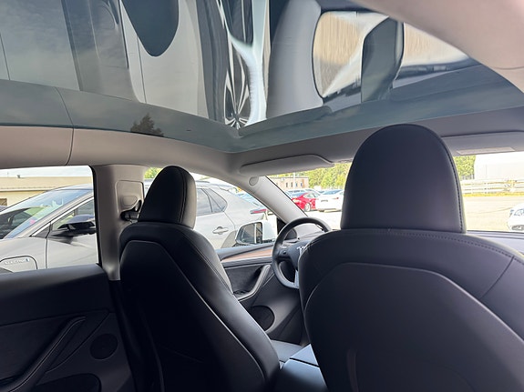 Tesla Model Y 18 of 26