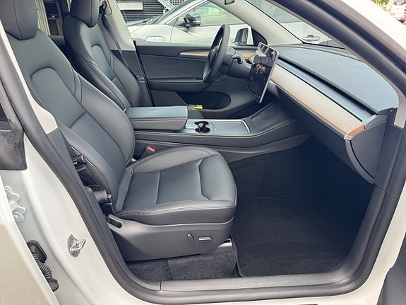 Tesla Model Y 16 of 26
