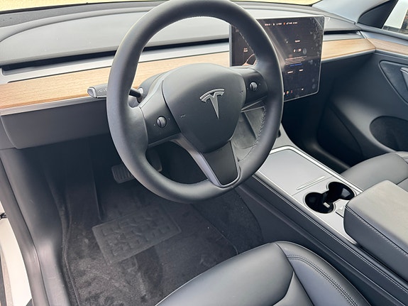Tesla Model Y 13 of 26