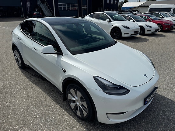 Tesla Model Y 9 of 26