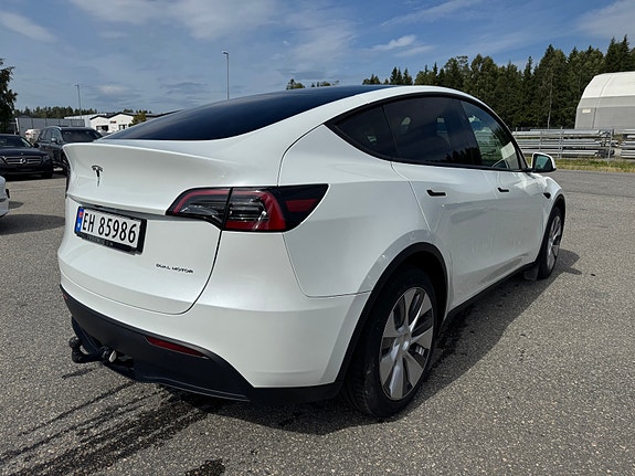 Tesla Model Y 5 of 26