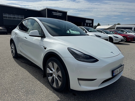 Tesla Model Y 7 of 26