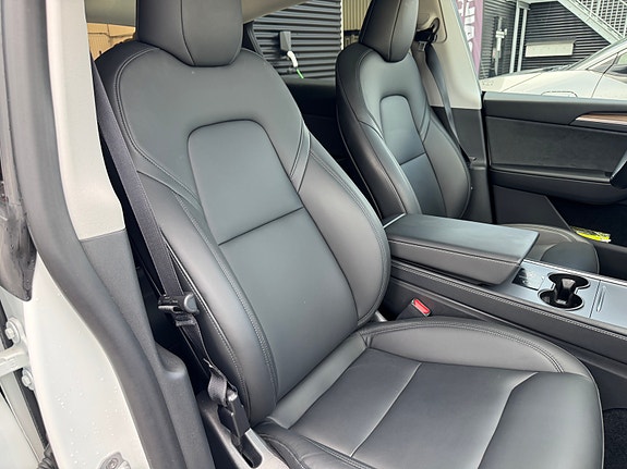 Tesla Model Y 14 of 26
