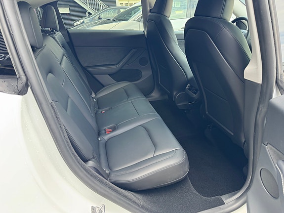 Tesla Model Y 17 of 26