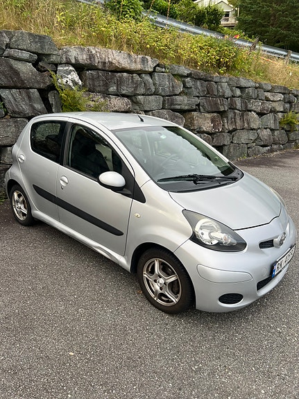 Toyota Aygo 2 of 7