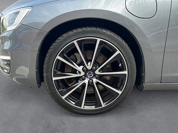 Volvo V60 9 of 30