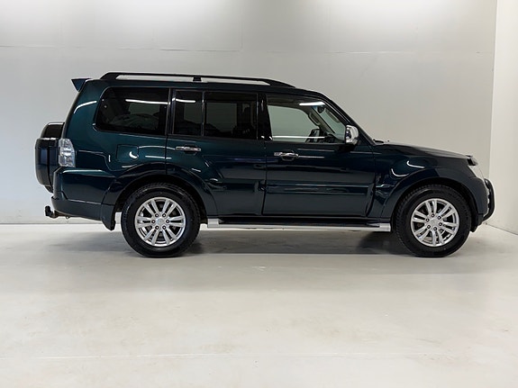 Mitsubishi Pajero 12 of 27