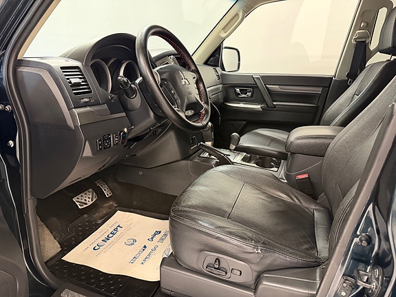 Mitsubishi Pajero 17 of 27