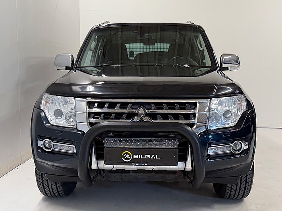 Mitsubishi Pajero 2 of 27