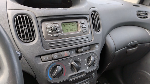 Toyota Yaris Verso 11 of 12