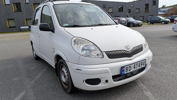Toyota Yaris Verso 2 of 12
