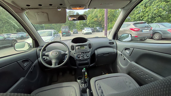 Toyota Yaris Verso 7 of 12