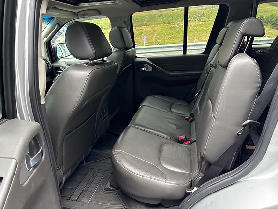 Nissan Pathfinder 14 of 30