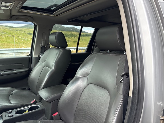 Nissan Pathfinder 12 of 30