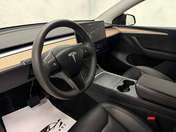 Tesla Model Y 19 of 30