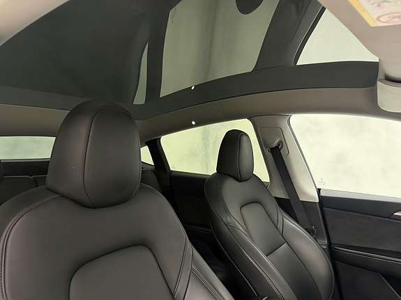 Tesla Model Y 27 of 30