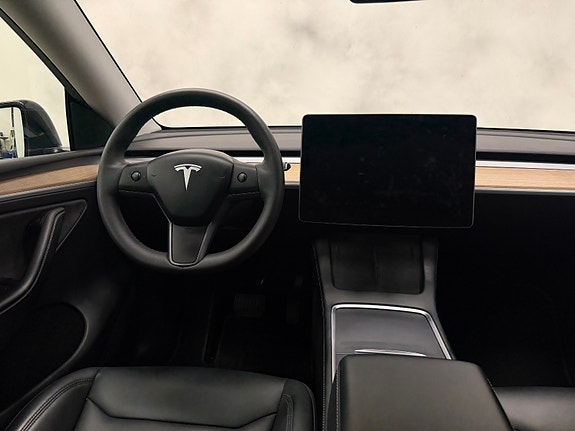 Tesla Model Y 16 of 30