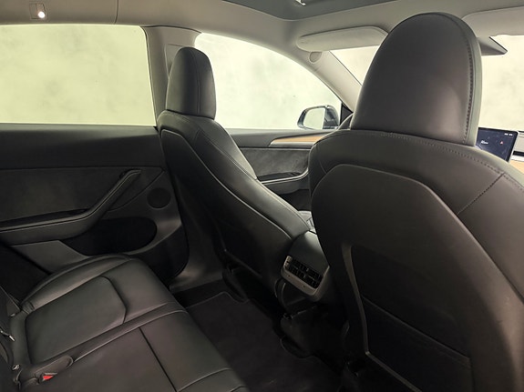 Tesla Model Y 24 of 30