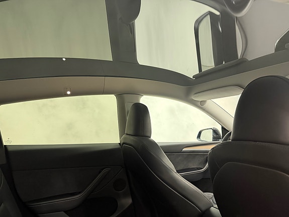 Tesla Model Y 25 of 30