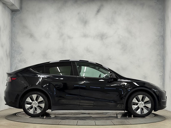 Tesla Model Y 7 of 30