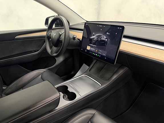 Tesla Model Y 28 of 30
