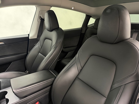 Tesla Model Y 17 of 30
