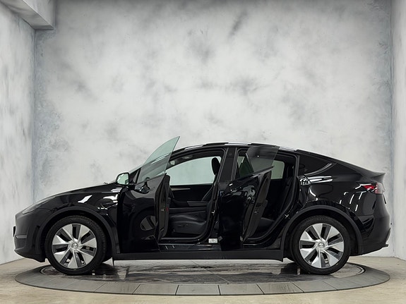 Tesla Model Y 14 of 30