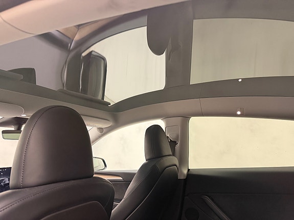 Tesla Model Y 22 of 30