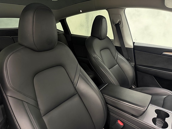 Tesla Model Y 26 of 30
