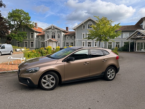 Volvo V40 Cross Country 2 of 9