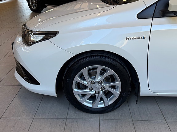 Toyota Auris 8 of 30
