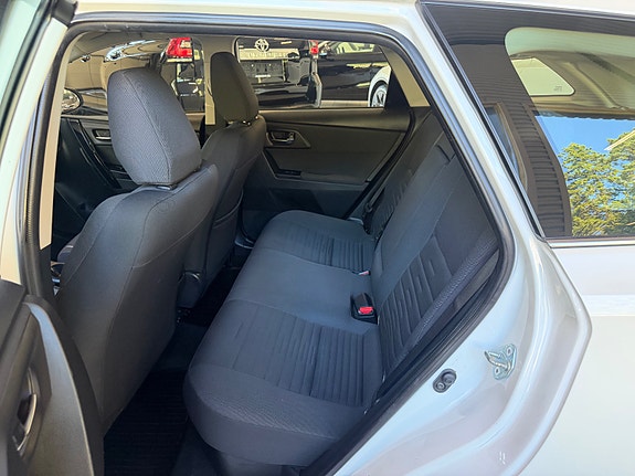 Toyota Auris 26 of 30