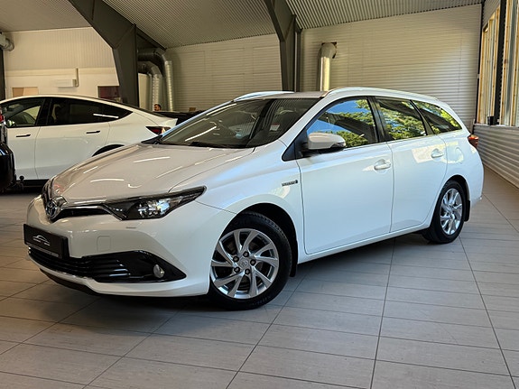Toyota Auris 2 of 30