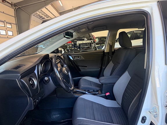 Toyota Auris 23 of 30